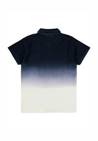 Koszulka polo z gradientem od granatowego do białego. Krótkie rękawy, klasyczny kołnierzyk, miękka tekstura, bez widocznych logo ani ozdób.