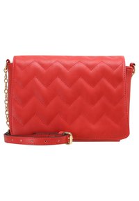 Borsa a tracolla rossa in ecopelle con motivo trapuntato a chevron. Presenta una tracolla a catena color oro e una tracolla regolabile staccabile.