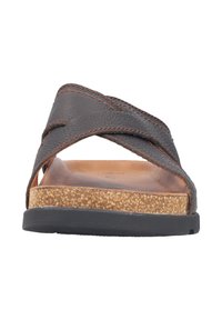 Bruine leren slip-on sandaal met kruisende banden, kurken voetbed en zwarte rubberen zool. Kenmerkt zichtbare stiksels en een gladde, matte afwerking.