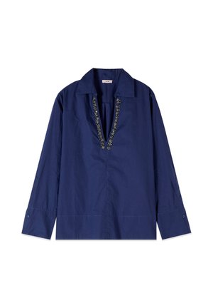 Marineblauwe blouse met lange mouwen en een V-hals, versierd met kleine bloemrijke kralendetails en knoopmanchetten.