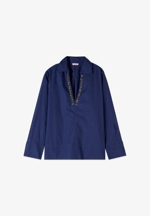 Marineblauwe blouse met lange mouwen en een V-hals, versierd met kleine bloemrijke kralendetails en knoopmanchetten.