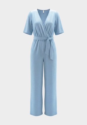 Hellblauer Overall mit kurzen Ärmeln, Wickel-V-Ausschnitt, weiten Beinen und passendem Stoffgürtel, der in der Taille gebunden ist.