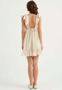 Chiquelle RUFFLE DRESS - Freizeitkleid - beige