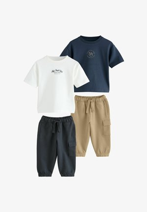 To T-shirts med korte ærmer, en hvid med sort tekst og en marineblå med gul tekst, kombineret med beige og sorte cargobukser med elastiske linninger.