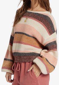 Gestrickter Pullover mit breiten, mehrfarbigen Streifen in Rosa, Creme, Braun und Weinrot. Verfügt über lockere Ärmel und ein kurzes Design.