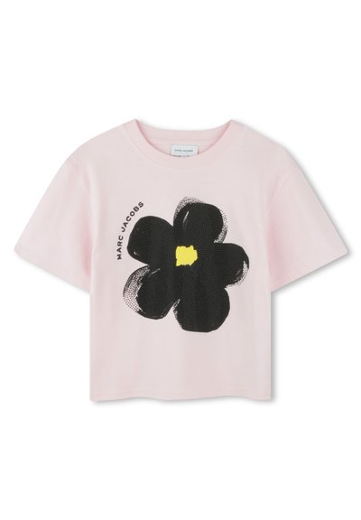 Vaaleanpunainen puuvillan t-paita, jossa on lyhyt leikkaus. Ominaisuuksina suuri musta kukkagraphiikka, jossa on keltainen keskus. "Marc Jacobs" on painettu mustana.