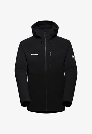 Zwarte softshell jas met een hoge kraag, rits aan de voorkant en ritszakken. Heeft een wit logo op de borst en de mouw. Glad textuur.
