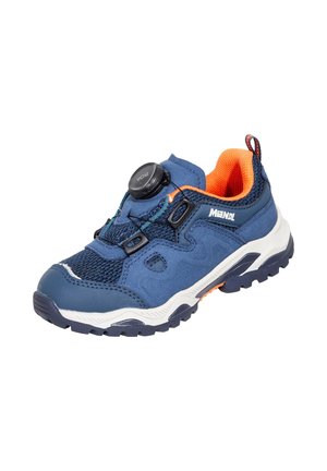 Blauer Sportschuh aus Mesh- und Synthetikmaterialien mit orangefarbenen Akzenten und einem Boa-Schnürsystem. Dicke weiße und schwarze Sohle.