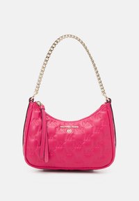 Różowa wytłaczana torebka skórzana o zakrzywionym kształcie, ze złotym łańcuszkiem i plakietką z logo. Posiada zamek błyskawiczny oraz szczegół w postaci frędzla z boku.
