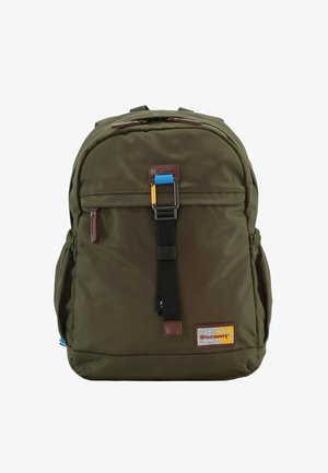 Olivgrüner Stoff-Rucksack mit runder Form, braunen Lederakzenten, verstellbarem schwarzen Tragegurt und mehrfarbigen Hardware-Details.