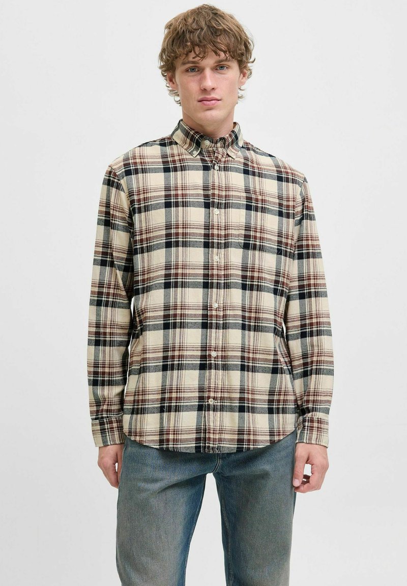 Langsleeve geruite shirt in beige, zwart en bordeauxkleur. Heeft een button-down kraag en een relaxed fit met zichtbare knopen.