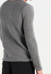 Solid Pullover - mottled light grey