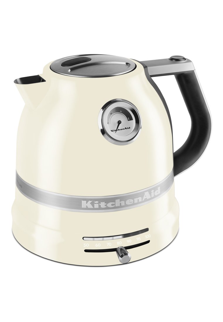 Crème-kleurige elektrische waterkoker met een roestvrijstalen accent, ronde deksel en een temperatuurregelaar aan de voorkant. Duidelijke "KitchenAid"-logo aanwezig.