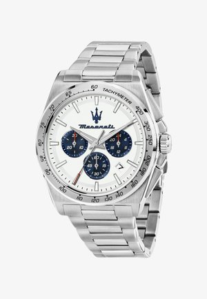 Sølv rustfrit stål ur med hvid urskive, tre blå underdials, tachymeterskala og metalarmbånd. Har Maserati-logo og røde detaljer.