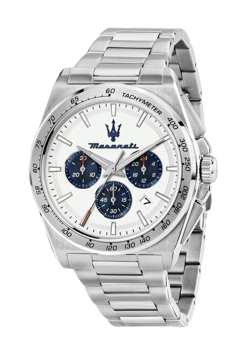 Silverfärgad klocka i rostfritt stål med vit urtavla, tre blå subdials, tachymeterskala och metallarmband. Har Maserati-logga och röd accent.