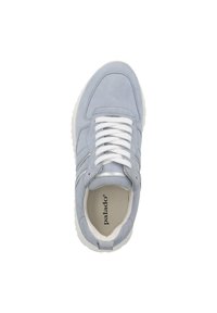 Zapatilla de ante azul claro con cordones blancos, interior acolchado y suela de goma texturizada. Presenta una franja de acento gris en el costado.