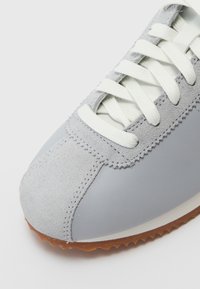 Nike Sportswear CORTEZ - Športni copati - wolf grey/sport green/summit white/gum med brown