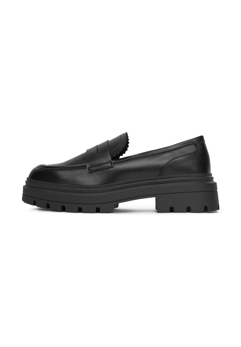 Loafers din piele neagră cu o talpă groasă și robustă. Prezintă detalii scallopate în față și un finisaj neted. Design elegant și modern.