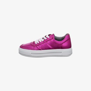 Lage metallic roze sneaker met witte veters en dikke witte zool, weergegeven in zijaanzicht rechts op een witte achtergrond.