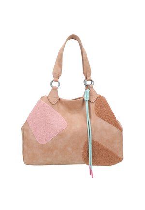 Tasche aus beigefarbenem Wildleder mit unterschiedlich strukturierten Stoffpatches in Pink und Braun. Mit einer geflochtenen türkisfarbenen Akzentuierung und Metallbeschlägen an den Schulterriemen.