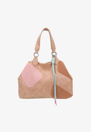 Sac en suède tan avec des patches de tissu texturé variés en rose et marron. Présente un accent en turquoise tressé et des ferrures métalliques sur les épaules.