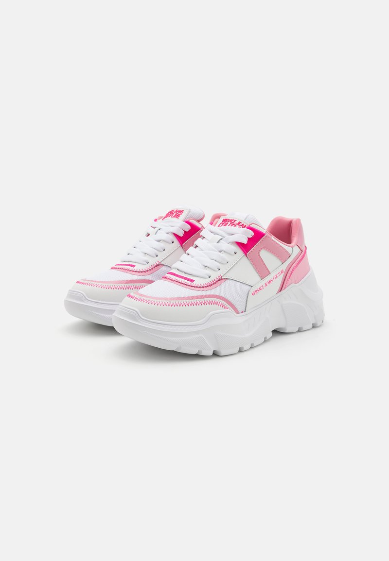 Chunky sneakers met een witte basis, roze accenten en stiksels. Voorzien van veters, een gewatteerde kraag en een rubberen zool voor ondersteuning.