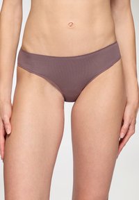 Culotte bikini a vita alta in un colore mauve tenue, realizzate in un tessuto morbido con un design semplice e lineare e dettagli di cucitura minimi.