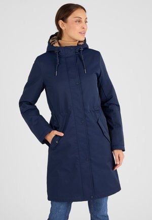 Marineblauwe parka met een capuchon, elastische tailleband en zijzakken. De stof is glad met een contrasterende gemusterde voering. Knopsluiting aan de voorkant.