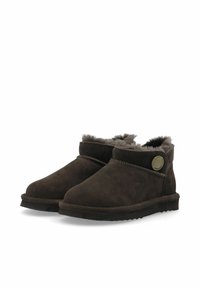 Braune Wildleder-Ankle Boots mit abgerundeter Spitze, weicher Innensohle, dekorativen Nähten und einem seitlichen Knopfakzent. Flache Gummisohle.