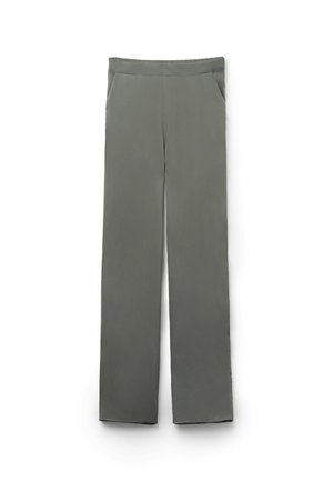 Pantaloni grigi, larghi e comodi, realizzati in tessuto liscio, con due tasche laterali e una cintura elastica per comfort e facilità d'uso.