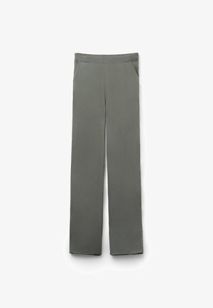 Pantalones grises de corte holgado fabricados con tejido suave, que cuentan con dos bolsillos laterales y una cinturilla elástica para mayor comodidad y facilidad de uso.