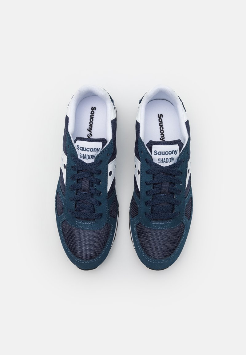 Las zapatillas Saucony Shadow en azul marino presentan una parte superior de malla y ante con detalles en blanco, cordones redondos y un cuello acolchado para mayor comodidad.