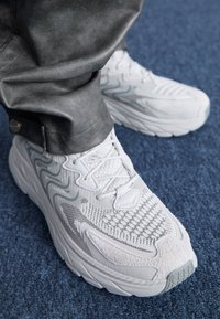 CLIFTON LS UNISEX - Sneakers laag - stardust/galactic grey