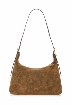 Brązowa torebka na ramię z zamszu z wąskim ciemnym paskiem, złotym zamkiem błyskawicznym i małym złotym logo marki na środku przedniej strony.