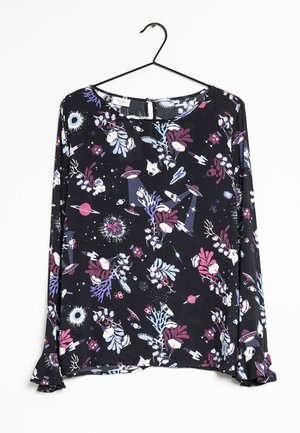 Blusa a maniche lunghe in tessuto nero con una stampa colorata a tema spaziale che presenta pianeti, razzi, fiori e personaggi fantasiosi.