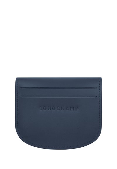 Navyblauer Lederkartenhalter mit abgerundeten Kanten, mit eingeprägtem "LONGCHAMP"-Logo und drei Kartenfächern auf der Vorderseite. Glatte Textur.
