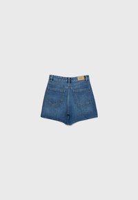 Hoge taille blauwe denim shorts met achterzakken en een leren merklabel, plat weergegeven op een lichtgrijze achtergrond.