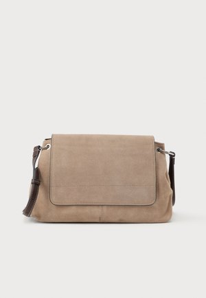 Sac bandoulière en suède beige avec un rabat, sangle marron et couture visible. Présente une texture douce et des accents matériels minimalistes.