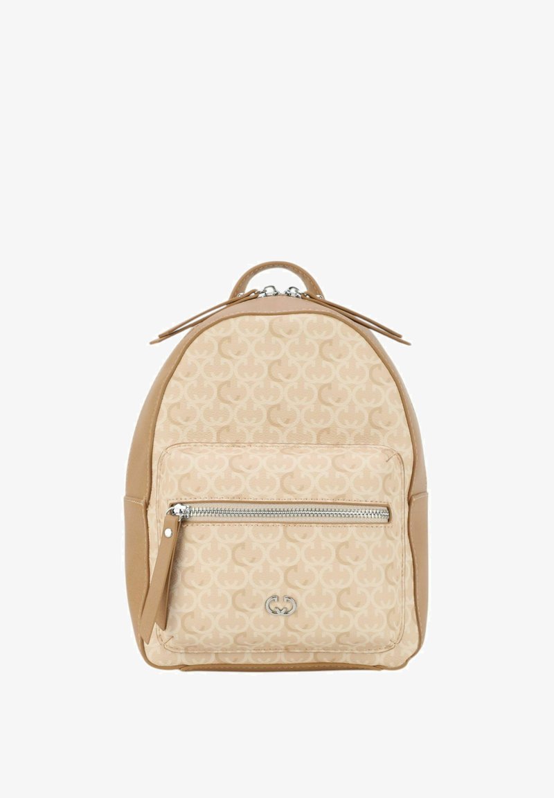 Mochila beige con un patrón de monograma, que cuenta con un bolsillo delantero con cremallera, un asa en la parte superior y detalles de cuero. Textura suave con contornos suaves.