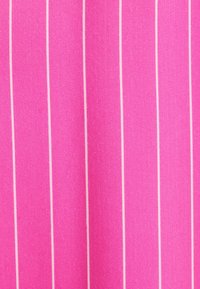 Helder roze stof met verticale witte strepen. De textuur is glad en licht glanzend, met een consistent patroon doorheen.