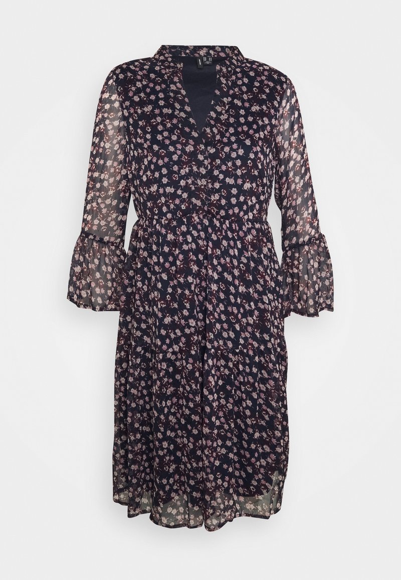 Robe noire semi-transparente à fleurs longueur genou avec manches cloche 3/4, encolure en V, taille cintrée et motif floral rose clair et blanc.