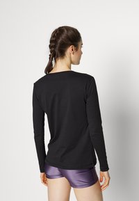 Champion CREWNECK - Camiseta de manga larga - black