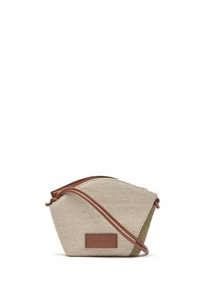 Kleine beige geweven handtas met bruine leren afwerking en riem, met een rechthoekige bruine leren logo patch aan de voorkant.