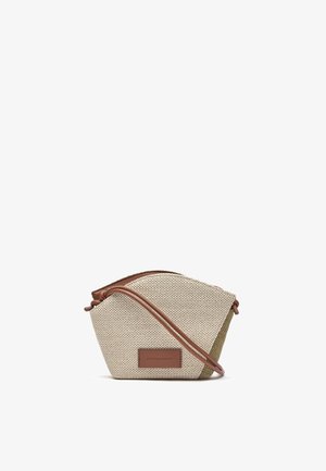 Piccola borsa beige intrecciata con rifiniture e tracolla in pelle marrone, che mostra una toppa rettangolare in pelle marrone con il logo sul davanti.