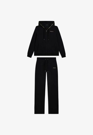 Set di felpa nera con cappuccio e pantaloni in tessuto morbido, con chiusura zip, cordini e dettagli dorati. Logo stampato su entrambi i pezzi.