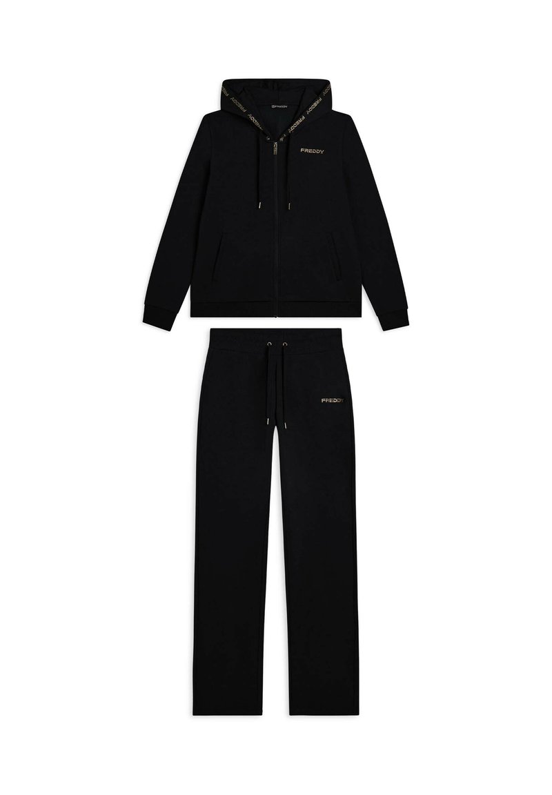 Set di felpa nera con cappuccio e pantaloni in tessuto morbido, con chiusura zip, cordini e dettagli dorati. Logo stampato su entrambi i pezzi.