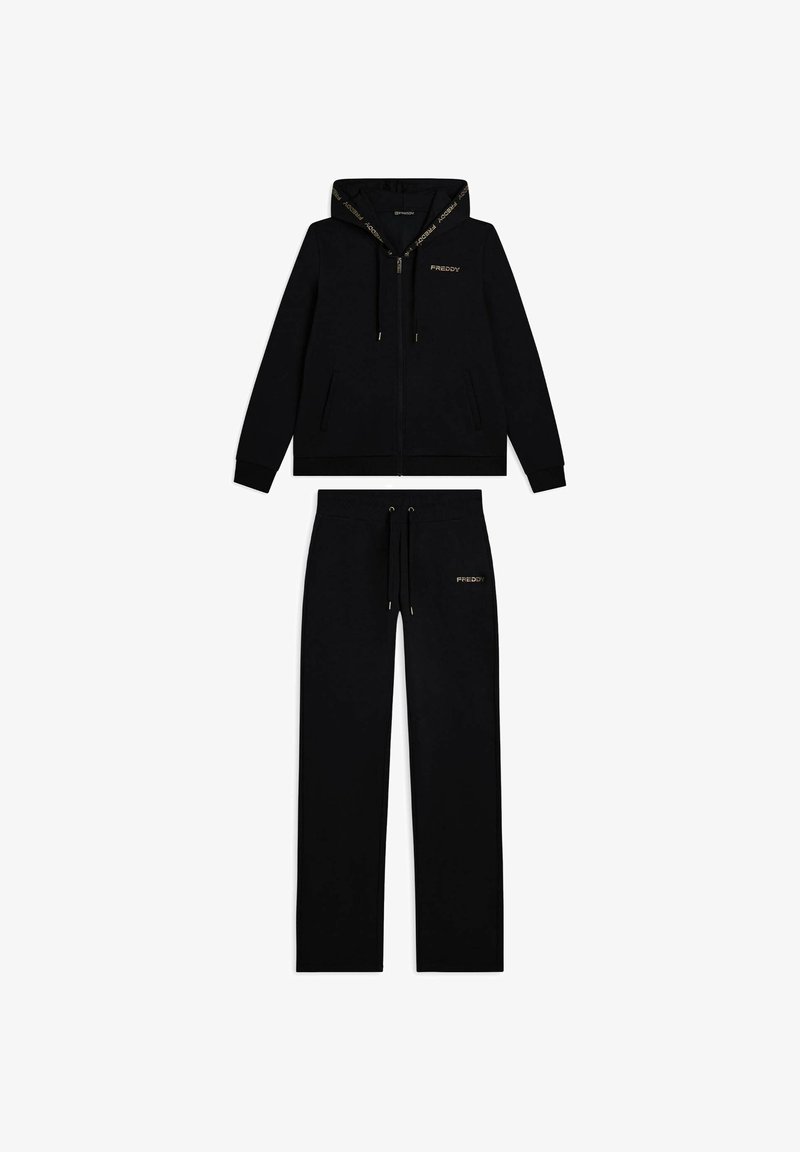 Set di felpa nera con cappuccio e pantaloni in tessuto morbido, con chiusura zip, cordini e dettagli dorati. Logo stampato su entrambi i pezzi.
