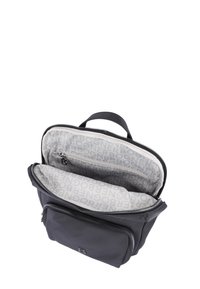 Bolsa de nylon negra con cierre de cremallera, que presenta un interior gris con un patrón de logo repetido y un bolsillo frontal con cremallera.