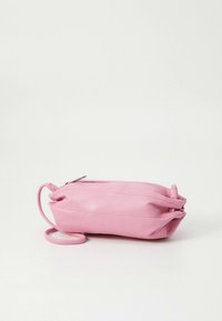 Borsa a tracolla in pelle rosa con forma rettangolare, dotata di chiusura a zip e una tracolla sottile. Texture liscia e design minimalista.