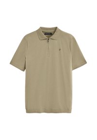 Pikétröja i olivgrön färg, kortärmad, med dragkedja vid kragen, tillverkad av mjukt tyg med en subtil tekstur, prydd med en liten logotyp på bröstet.